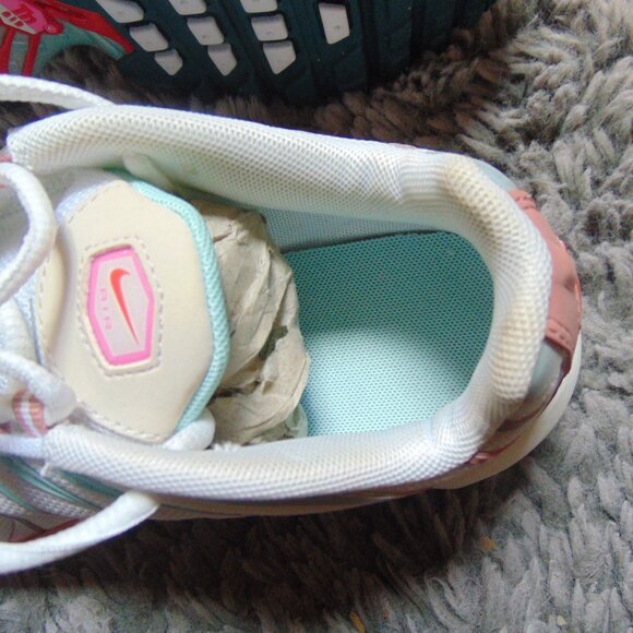 BRAND NEW Nike Air Max Plus (GS) white/Siren red/stardust  WITH BOX - Picture 4 of 7